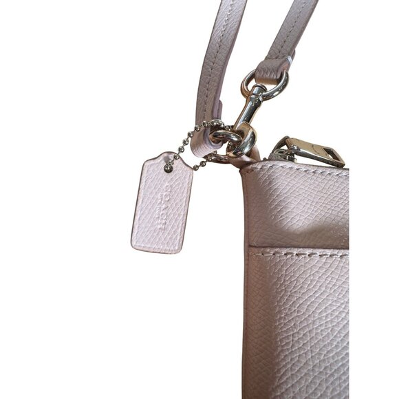 Coach East/West Leather Wristlet in Pale Blush Pink in Excellent Condition! - Picture 2 of 9